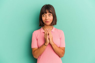 Genç melez kadın, mavi ırktan izole edilmiş. Aklında bir plan kuruyor..