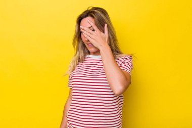 Avustralyalı genç bir kadın izole edilmiş, elleriyle gözlerini kapatmış, gülümseyerek bir sürpriz bekliyor..