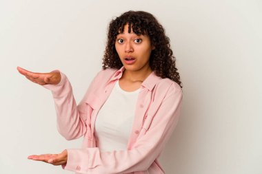 Beyaz arka planda izole edilmiş genç melez kadın iki eliyle bir şey tutuyor, ürün sunumu..