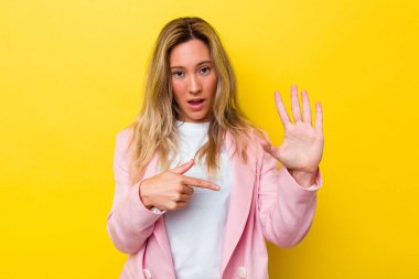 Avustralyalı genç bir kadın, tebessümlü tebessümlü beş numarayı parmaklarıyla gösterdi..