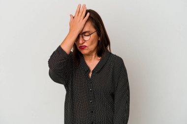 Beyaz arka planda izole edilmiş orta yaşlı beyaz kadın bir şeyi unutuyor. Alnına avuç içi ve kapalı gözlerle vuruyor..