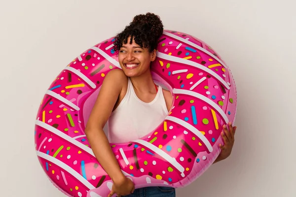Beyaz Arka Planda Izole Edilmiş Şişme Bir Donut Tutan Genç — Stok fotoğraf