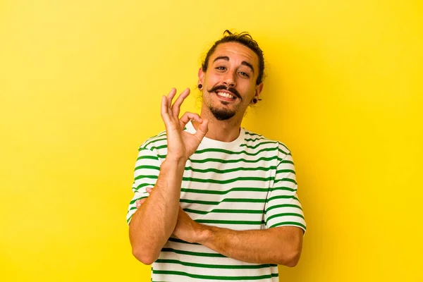 Joven Hombre Caucásico Con Pelo Largo Aislado Sobre Fondo Amarillo —  Fotos de Stock