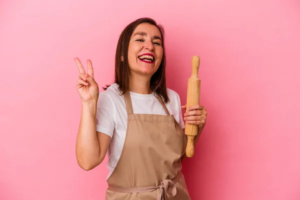 Mulher Chef Pastelaria Meia Idade Isolado Fundo Rosa Alegre Despreocupado — Fotografia de Stock