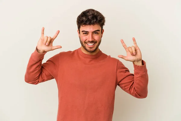 Joven Hombre Caucásico Aislado Sobre Fondo Blanco Mostrando Gesto Cuernos —  Fotos de Stock