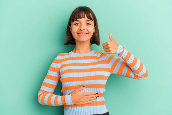 Jonge Gemengde Ras Vrouw Geïsoleerd Blauwe Aanrakingen Buik Glimlacht Zachtjes — Stockfoto