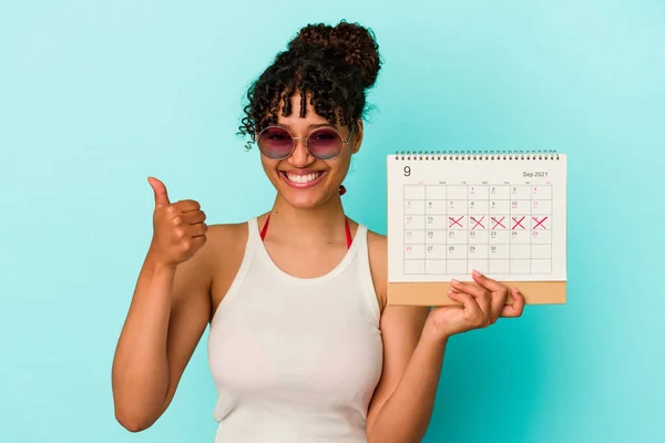 Jovem Mista Mulher Segurando Calendário Isolado Fundo Azul Sorrindo Levantando — Fotografia de Stock