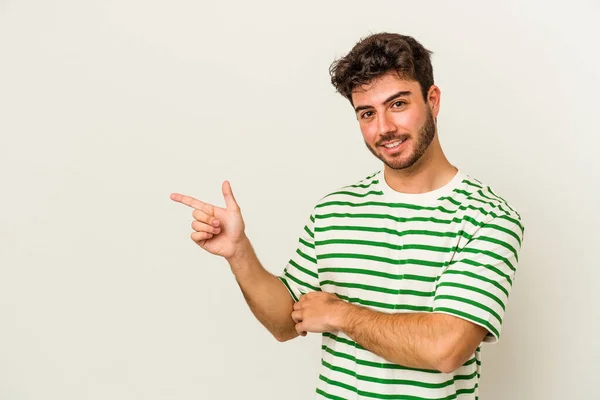 Giovane Uomo Caucasico Isolato Sfondo Bianco Sorridente Allegramente Indicando Con — Foto Stock