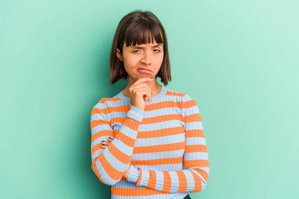 Junge Frau Mit Gemischter Rasse Isoliert Auf Blauem Denken Und — Stockfoto