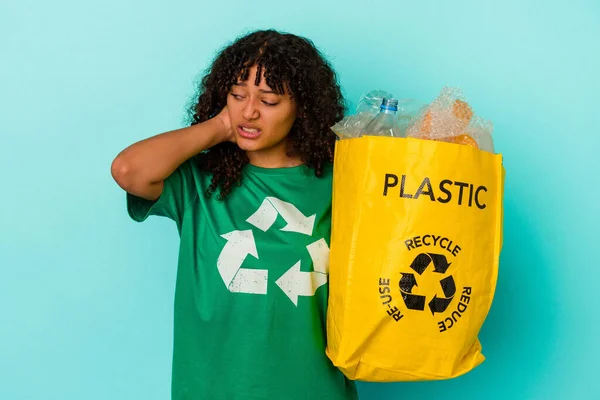Jovem Mulher Raça Mista Segurando Saco Plástico Reciclado Isolado Fundo — Fotografia de Stock