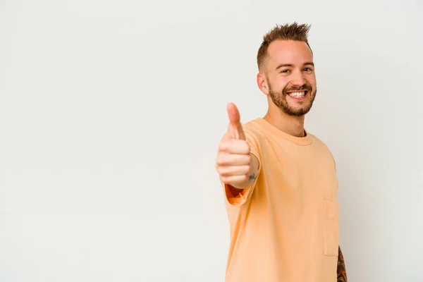 Joven Hombre Caucásico Tatuado Aislado Sobre Fondo Blanco Sonriendo Levantando — Foto de Stock