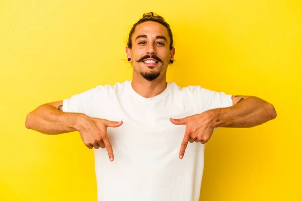 Hombre Joven Caucásico Con Pelo Largo Aislado Sobre Fondo Amarillo —  Fotos de Stock