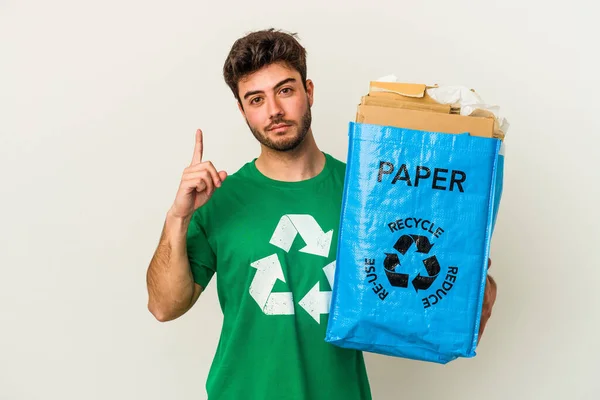 Junge Kaukasische Mann Recycling Pappe Isoliert Auf Weißem Hintergrund Zeigt — Stockfoto