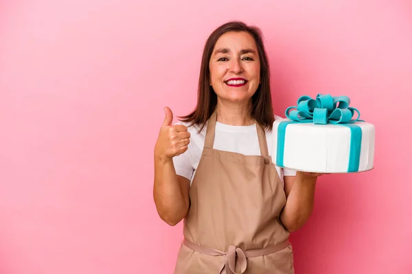 Média Idade Pastelaria Chef Mulher Segurando Bolo Isolado Fundo Azul — Fotografia de Stock