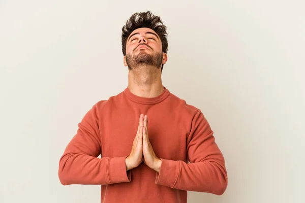 Jonge Blanke Man Geïsoleerd Witte Achtergrond Hand Hand Bidden Buurt — Stockfoto