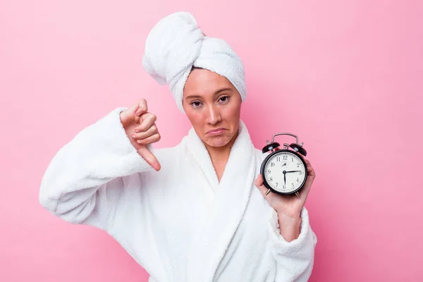 Mujer Australiana Joven Que Sale Ducha Tarde Aislado Fondo Rosa — Foto de Stock