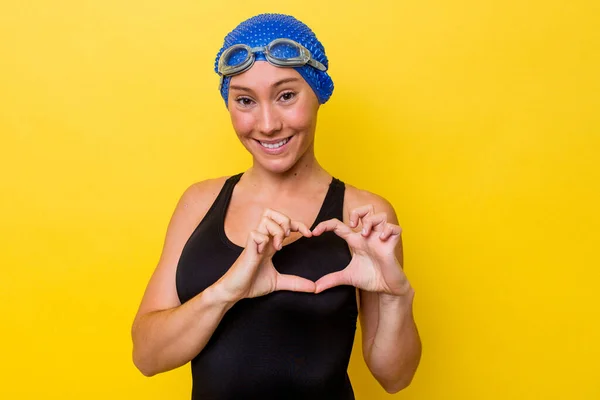 Jovem Nadadora Australiana Isolada Fundo Amarelo Sorrindo Mostrando Uma Forma — Fotografia de Stock