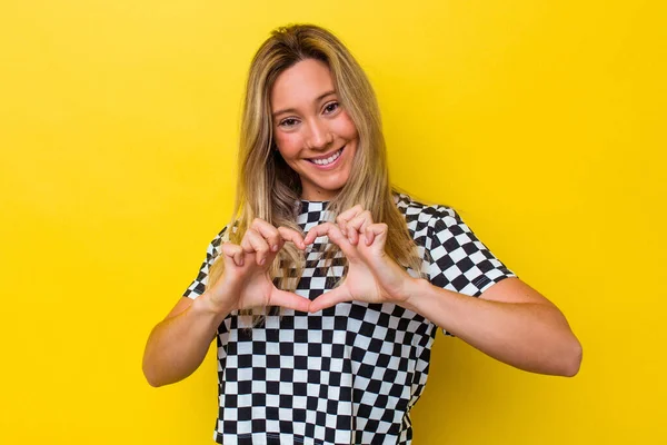 Jonge Australische Vrouw Geïsoleerd Glimlachen Tonen Een Hart Vorm Met — Stockfoto