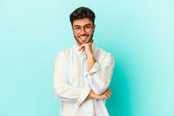 Νεαρός Καυκάσιος Άνδρας Απομονωμένος Μπλε Φόντο Χαμογελώντας Χαρούμενος Και Αυτοπεποίθηση — Φωτογραφία Αρχείου