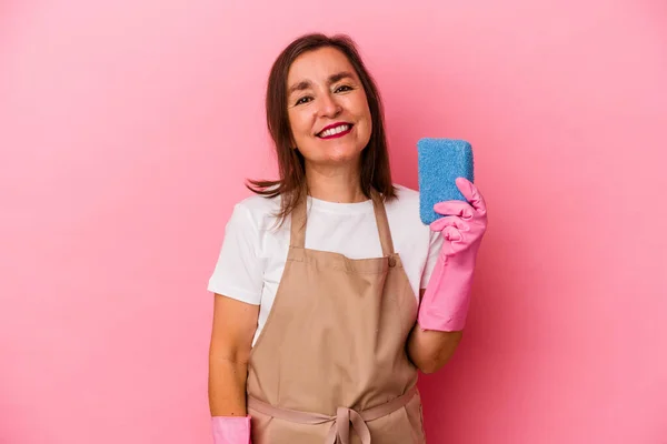 Middelbare Leeftijd Kaukasische Vrouw Schoonmaken Huis Geïsoleerd Roze Achtergrond Gelukkig — Stockfoto