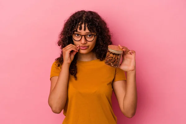 Ung Blandras Kvinna Håller Mandel Burk Isolerad Rosa Bakgrund Med — Stockfoto