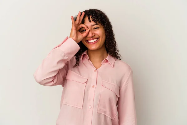 Jovem Mista Mulher Isolada Fundo Branco Animado Mantendo Gesto Olho — Fotografia de Stock