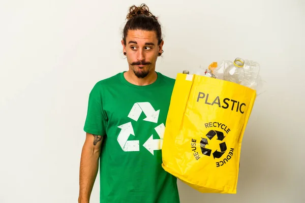 Homem Caucasiano Jovem Com Cabelo Longo Reciclagem Plástico Isolado Fundo — Fotografia de Stock