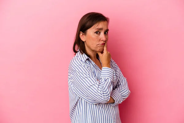 Moyen Âge Femme Caucasienne Isolé Sur Fond Rose Malheureux Regardant — Photo