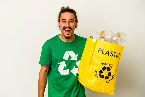 Junge Kaukasische Mann Mit Langen Haaren Recycling Kunststoff Isoliert Auf — Stockfoto