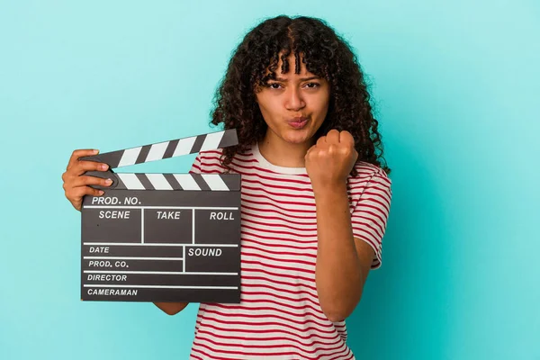 Mladá Smíšená Rasa Žena Drží Clapperboard Izolované Modrém Pozadí Ukazující — Stock fotografie