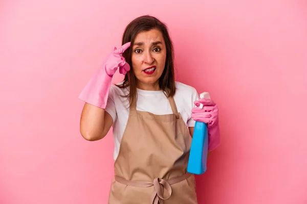 Middelbare Leeftijd Blanke Vrouw Schoonmaken Huis Geïsoleerd Roze Achtergrond Tonen — Stockfoto