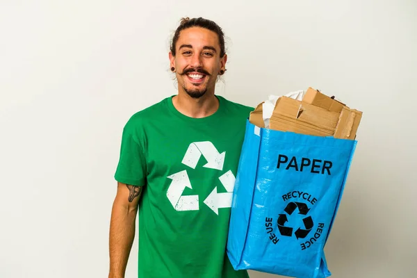 Jonge Blanke Man Met Lang Haar Recycling Karton Geïsoleerd Witte — Stockfoto