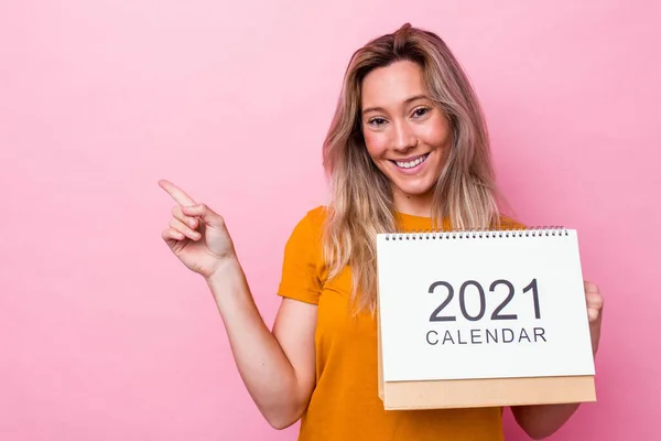 Giovane Donna Australiana Possesso Calendario Isolato Sfondo Rosa Sorridente Indicando — Foto Stock