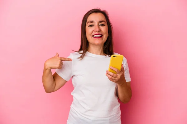 Middle Age Caucasian Woman Holding Mobile Phone Isolated Pink Background — Stock Photo, Image