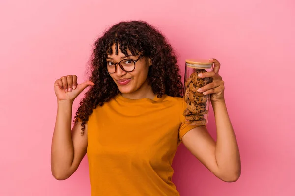 Joven Mujer Raza Mixta Sosteniendo Tarro Galletas Aisladas Sobre Fondo —  Fotos de Stock