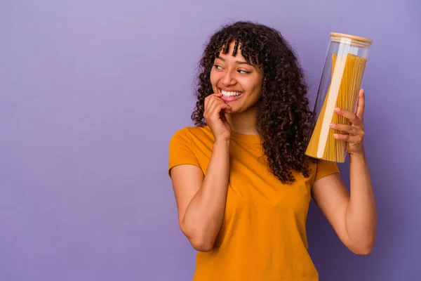 Giovane Donna Razza Mista Possesso Spaghetti Isolati Sfondo Viola Rilassato — Foto Stock