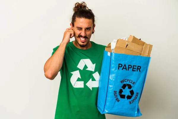 Jovem Caucasiano Com Cabelo Longo Reciclagem Papelão Isolado Fundo Branco — Fotografia de Stock