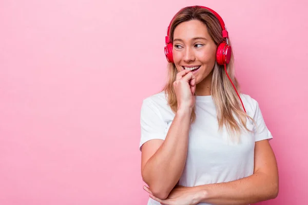 Νεαρή Αυστραλή Γυναίκα Που Ακούει Μουσική Απομονωμένη Ροζ Φόντο Χαλαρώνει — Φωτογραφία Αρχείου