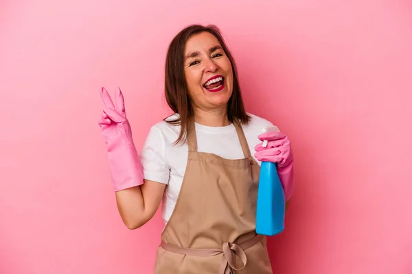 Middelbare Leeftijd Blanke Vrouw Schoonmaken Huis Geïsoleerd Roze Achtergrond Vreugdevol — Stockfoto