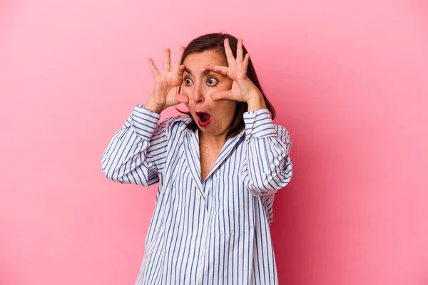 Mujer Caucásica Mediana Edad Aislada Sobre Fondo Rosa Manteniendo Los —  Fotos de Stock