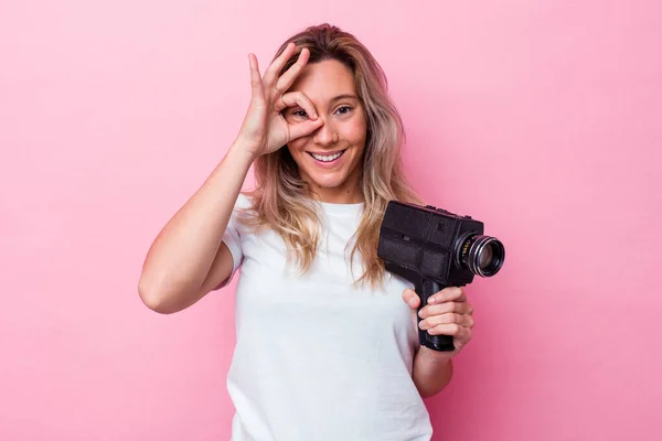 Giovane Donna Australiana Riprese Con Una Videocamera Vintage Isolato Eccitato — Foto Stock