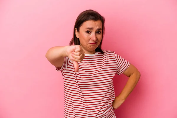 Donna Caucasica Mezza Età Isolata Sfondo Rosa Mostrando Pollice Verso — Foto Stock