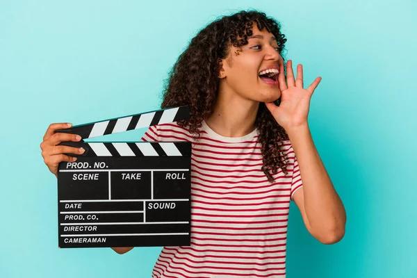 Mladý Smíšený Závod Žena Drží Clapperboard Izolované Modrém Pozadí Křičí — Stock fotografie