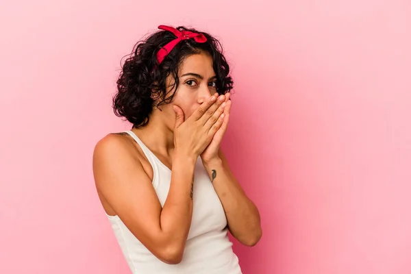 Jong Krullend Latijn Vrouw Geïsoleerd Roze Achtergrond Bang Bang — Stockfoto