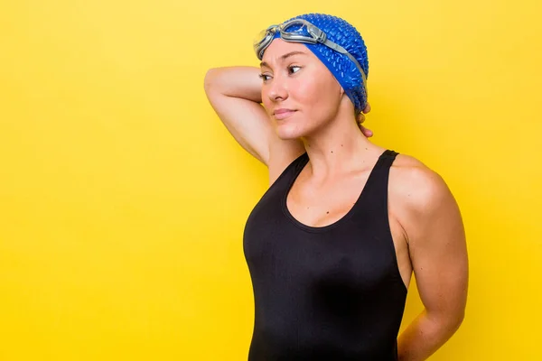 澳大利亚年轻的游泳女子 身披黄底 背对着头 思考着 做出选择 — 图库照片