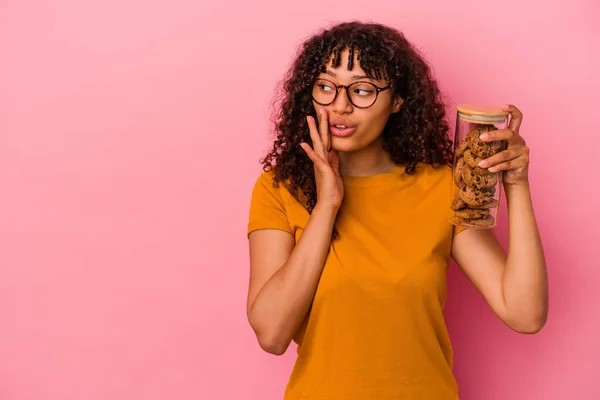 Joven Mujer Raza Mixta Sosteniendo Tarro Galletas Aisladas Sobre Fondo —  Fotos de Stock