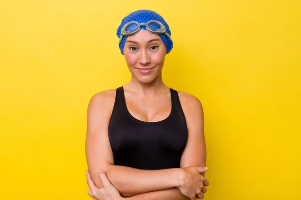 Giovane Donna Nuotatrice Australiana Isolata Sfondo Giallo Che Sente Sicura — Foto Stock
