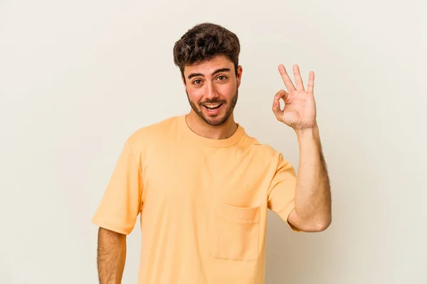 Homem Caucasiano Jovem Isolado Fundo Branco Pisca Olho Segura Gesto — Fotografia de Stock