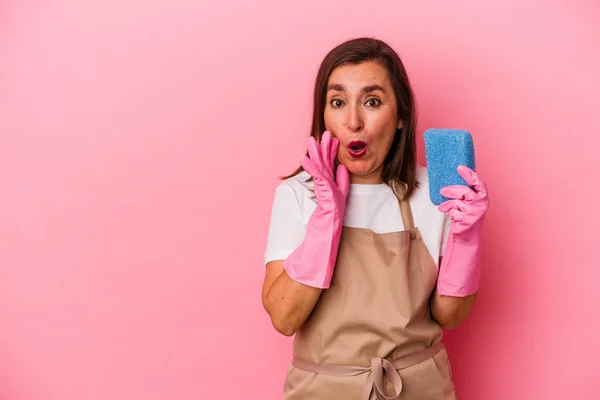 Middle Age Caucasian Woman Cleaning Home Isolated Pink Background Saying — Stock Photo, Image