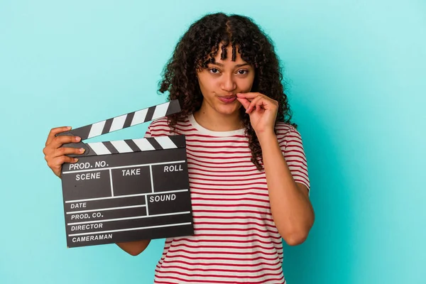 Jong Gemengd Ras Vrouw Houden Een Clapperboard Geïsoleerd Blauwe Achtergrond — Stockfoto